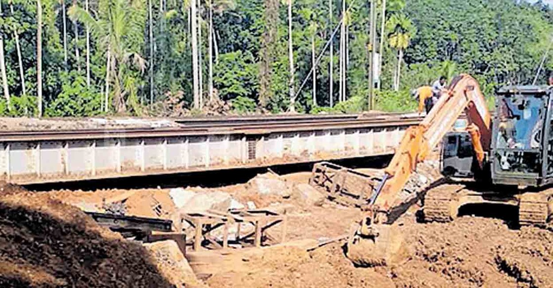 അങ്കമാലി റെയിൽവേ സ്റ്റേഷനു സമീപമുള്ള അങ്ങാടിക്കടവിൽ അടിപ്പാതയുടെ നിർമാണവുമായി ബന്ധപ്പെട്ട് തൃശൂർ–എറണാകുളം ലൈനിൽ സ്ഥാപിച്ച താൽക്കാലിക ഗർഡർ.