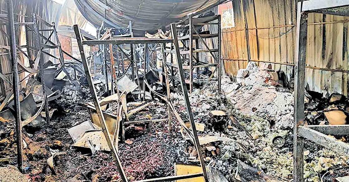 തിങ്കളാഴ്ച പുലർച്ചെ കത്തിനശിച്ച ആലുവ എംആർടി ഓർഗാനിക് ഗ്രീൻ പ്രോഡക്ട് ഫാക്ടറി.  