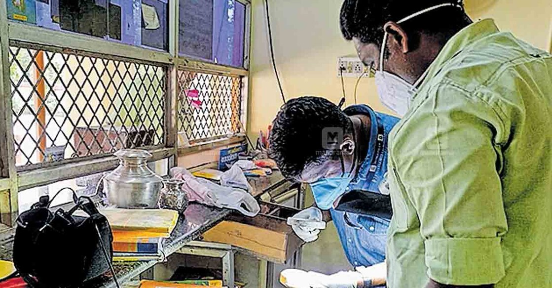  മോഷണം നടന്ന തുരുത്തിശേരി മുകുന്ദപുരം മഹാവിഷ്ണു ക്ഷേത്രത്തിൽ പൊലീസ് ശാസ്ത്രീയാന്വേഷണ വിഭാഗം പരിശോധന നടത്തുന്നു.  