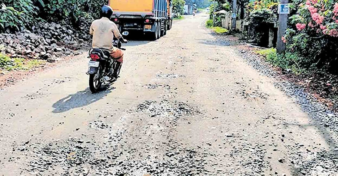  സഞ്ചാരയോഗ്യമല്ലാതായ രാമമംഗലം– ചൂണ്ടി റോഡ്.