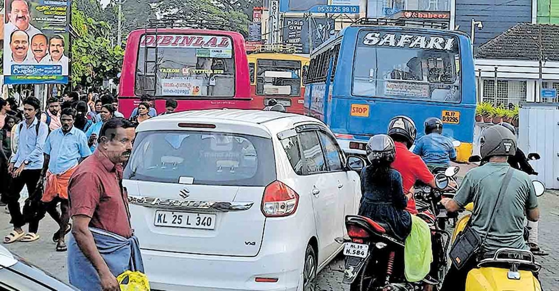 തൃപ്പൂണിത്തുറ കിഴക്കേക്കോട്ട ബസ് സ്റ്റോപ്പിൽ ജംക്‌ഷനോടു ചേർന്ന് നിർത്തിയ ബസിനെ മറികടന്നു പോകുന്ന മറ്റു ബസുകൾ. 