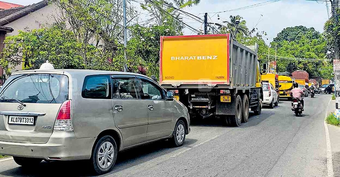 അരൂരിൽ ഉയരപ്പാത നിർമാണവുമായി ബന്ധപ്പെട്ടു വാഹനങ്ങൾ കുമ്പളങ്ങി റോഡിലൂടെ ഒരു മണിക്കൂർ നേരത്തേക്ക് വഴിതിരിച്ചുവിട്ടപ്പോൾ കുമ്പളങ്ങി വഴി – പെരുമ്പടപ്പ് റോഡിൽ രൂപപ്പെട്ട ഗതാഗതക്കുരുക്ക്.  