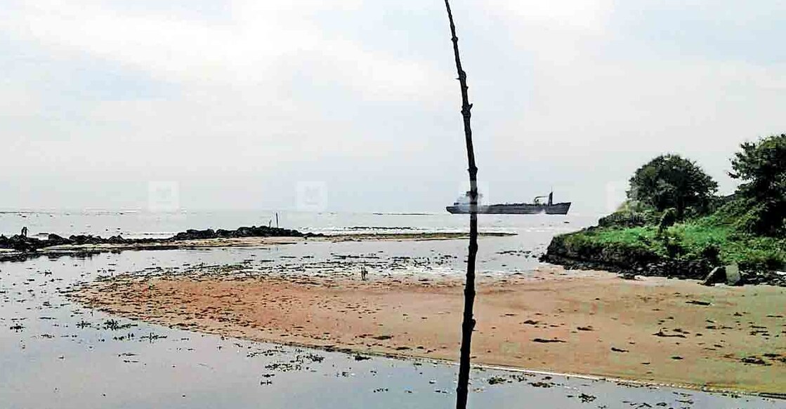 മണൽത്തിട്ട ഭീഷണി ഉയർത്തി ഉയർത്തുന്ന ആർഎംപി തോടിന്റെ അഴിമുഖ കവാടം
  