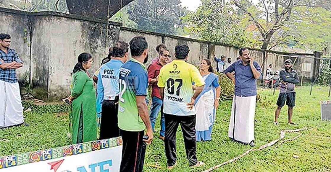 
c മുനിസിപ്പൽ സ്റ്റേഡിയം നവീകരണത്തിന്റെ ഭാഗമായി പറവൂർ നഗരസഭാധ്യക്ഷ ബീന ശശിധരൻ വിവിധ ക്ലബ് പ്രതിനിധികളുമായി ചർച്ച നടത്തുന്നു.  