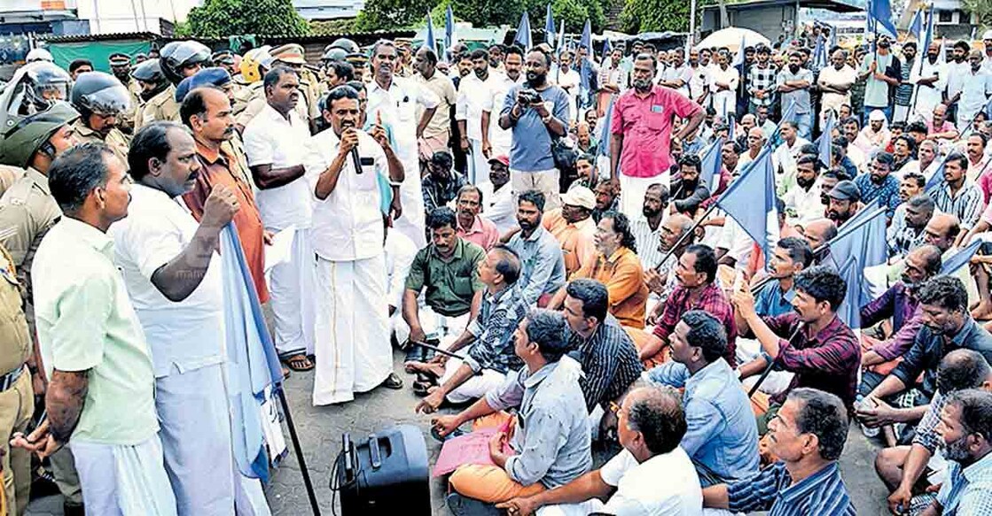 വൈപ്പിൻ ഫിഷ് ലാൻഡിങ് സെന്റർ വികസിപ്പിക്കുന്ന നടപടി നീളുന്നതിൽ പ്രതിഷേധിച്ചു പരമ്പരാഗത മത്സ്യത്തൊഴിലാളി സമിതി നടത്തിയ ഗോശ്രീപാലം ഉപരോധം സ്വതന്ത്ര മത്സ്യത്തൊഴിലാളി ഫെഡറേഷൻ സംസ്ഥാന പ്രസിഡന്റ് ജാക്സൺ പൊള്ളയിൽ ഉദ്ഘാടനം ചെയ്യുന്നു. പി.ജെ.ആന്റണി,പി.വി.ജയൻ,ആന്റണി കുരിശിങ്കൽ എന്നിവർ സമീപം.  