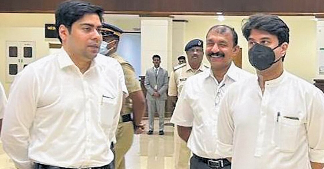 airport-discussion കൊച്ചി രാജ്യാന്തര വിമാനത്താവളത്തിൽ എത്തിയ കേന്ദ്രമന്ത്രി ജ്യോതിരാദിത്യ സിന്ധ്യയോട് വിമാനത്താവളത്തിലെ സൗകര്യങ്ങളെക്കുറിച്ചു വിശദീകരിക്കുന്ന സിയാൽ മാനേജിങ് ഡയറക്ടർ എസ്.സുഹാസ്.