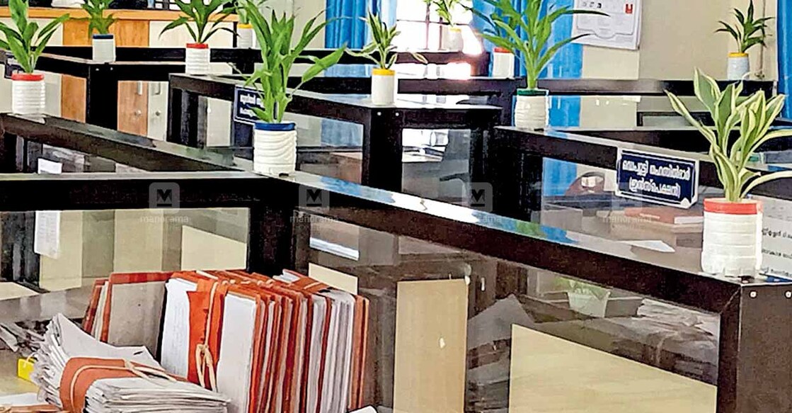 empty-govt-office ഇന്നലെ ഉദ്യോഗസ്ഥരില്ലാത്ത കോതമംഗലം താലൂക്ക് ഓഫിസ്.
