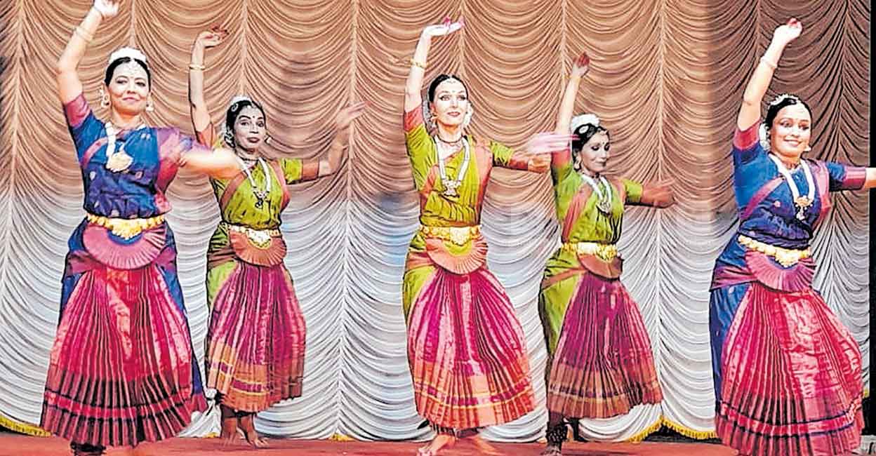 ആശ്ചര്യമായി ‘റഷ്യൻ’ ഭരതനാട്യം; തനതു ചുവടുകൾക്ക് ഒരു ഇടറലുമില്ലാതെ വിദേശ