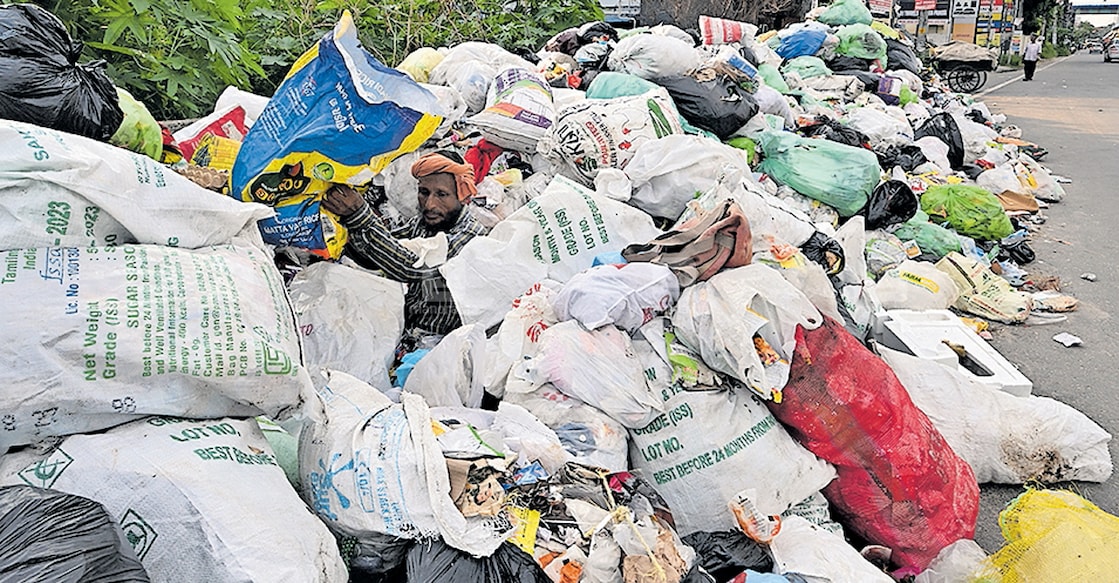 ernakulam-vyttila-waste ദേശീയ പാതയിൽ നിന്നു നഗരത്തിലേക്കുള്ള വാതിൽ തുറക്കുന്ന വൈറ്റിലയിൽ നിന്നുള്ള ചിത്രം.