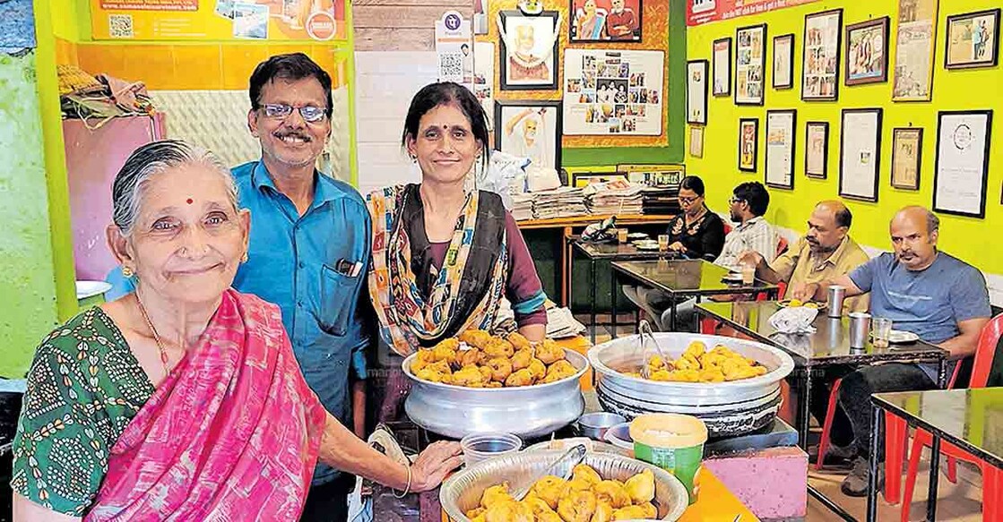 ദക്ഷിണകൊറിയ, ജപ്പാൻ എന്നീ രാജ്യങ്ങളിൽ യാത്ര കഴിഞ്ഞെത്തിയ മോഹന വിജയൻ തന്റെ ചായക്കടയിൽ. കൂടെ യാത്ര ചെയ്ത മരുമകൻ മുരളീധര പൈ, മകൾ ഉഷ വി.പ്രഭു എന്നിവർ സമീപം.