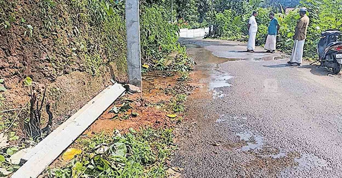 ഈട്ടിപ്പാറയ്ക്കു സമീപം പൈപ്പ് പൊട്ടി വെള്ളം പാഴാകുന്നു. 