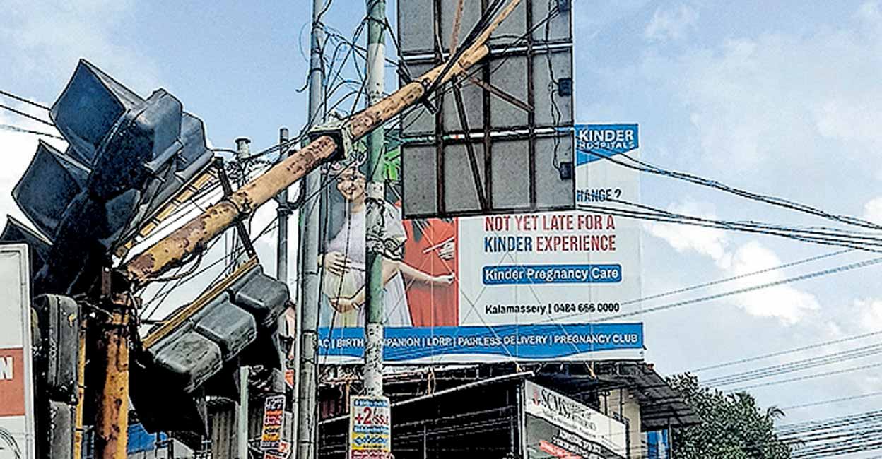 കവലയിലെ ഇരുമ്പു തൂൺ ഒടിഞ്ഞ് കേബിൾ തൂങ്ങിയാടി; അഗ്നിരക്ഷാസേന രക്ഷയ്ക്കെത്തി