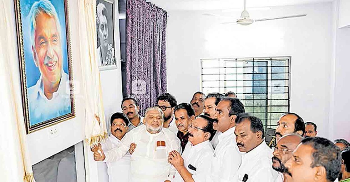 ആലുവയിൽ ഉമ്മൻ ചാണ്ടി സ്മാരക മന്ദിരത്തിന്റെ നാമകരണം ടി.എച്ച്. മുസ്തഫ നിർവഹിച്ചപ്പോൾ. ബി.എ. അബ്ദുൽ മുത്തലിബ്, പി.എ. മുജീബ്, ബാബു പുത്തനങ്ങാടി, എം.ഒ. ജോൺ, കെ.കെ. ജമാൽ, അൻവർ സാദത്ത് എംഎൽഎ, ലത്തീഫ് പൂഴിത്തറ, പി.ബി. സുനീർ, ബാബു കൊല്ലംപറമ്പിൽ, ഫാസിൽ ഹുസൈൻ എന്നിവർ സമീപം.  