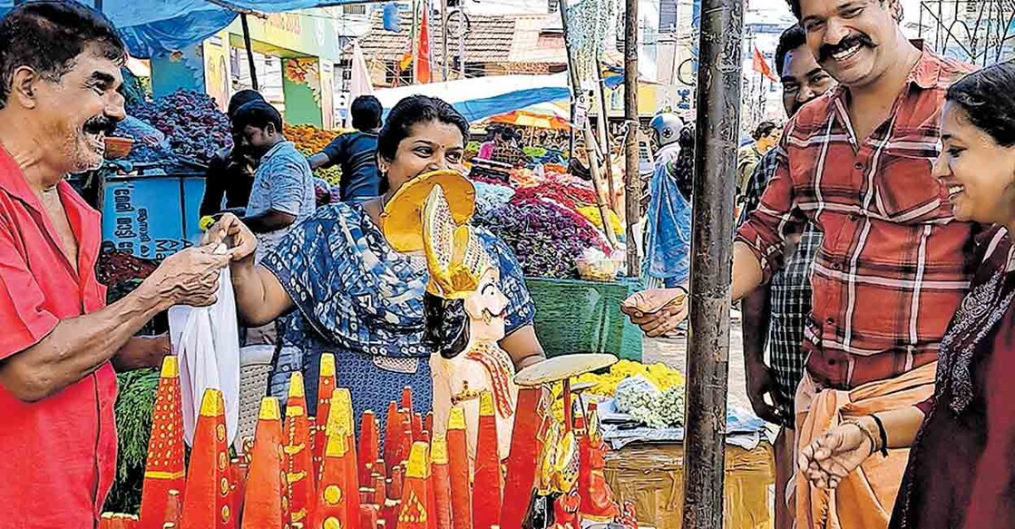 തൃപ്പൂണിത്തുറ സ്റ്റാച്യു ജംക്‌ഷനിൽ വിൽപനയ്ക്കു വച്ചിരിക്കുന്ന ഓണത്തപ്പനെ വാങ്ങാൻ എത്തിയവർ.  