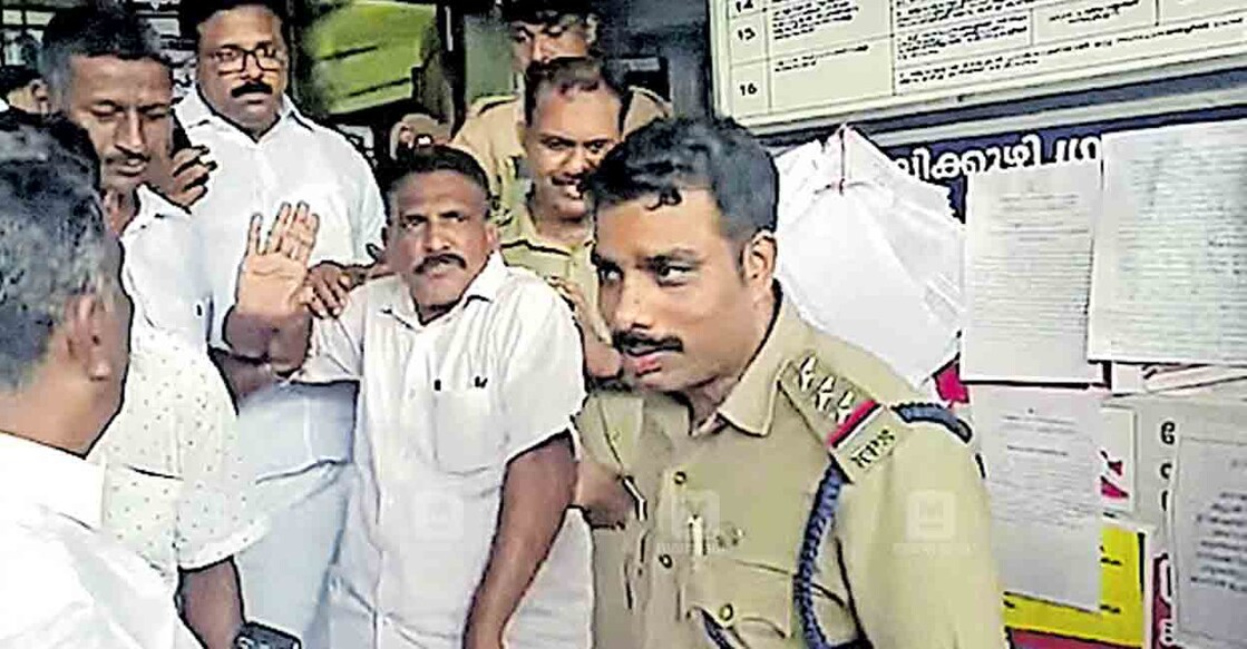 നെല്ലിക്കുഴിയിൽ പഞ്ചായത്ത് അംഗം എം.വി.റെജിയെ പൊലീസ് അറസ്റ്റ് ചെയ്തു കൊണ്ടുപോകുന്നു.  