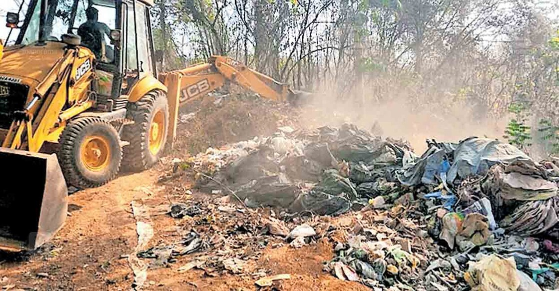 kanaal-roadl മണീട് ചാലപ്പുറം കൂമുള്ളിൽപടി കനാൽ റോഡിൽ തള്ളിയ മാലിന്യം മണ്ണുമാന്തി യന്ത്രം ഉപയോഗിച്ചു നീക്കം ചെയ്യുന്നു.