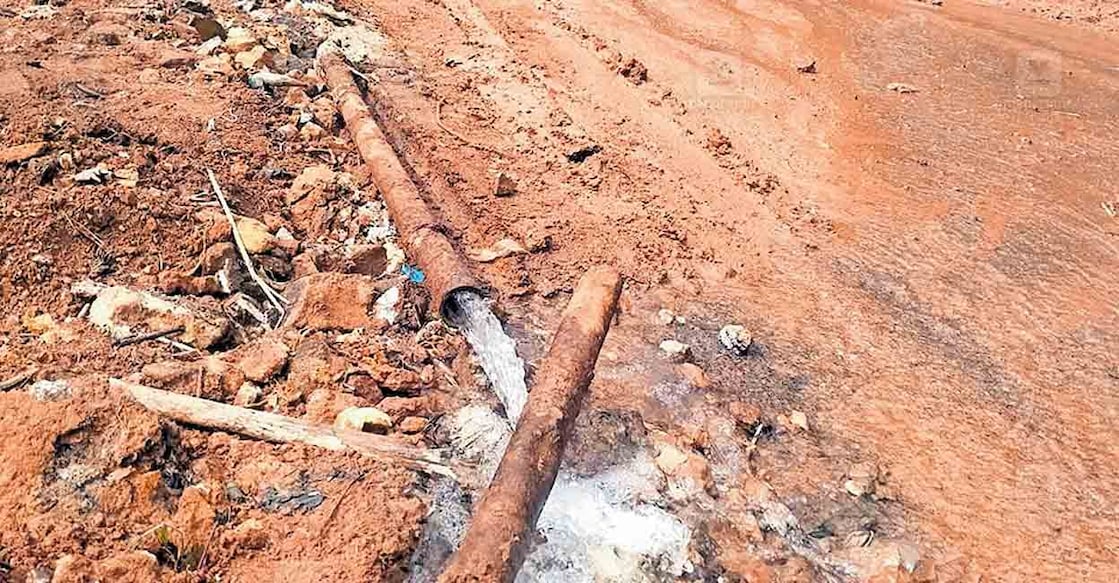 vandippura-koorppadam-road മണ്ണെടുപ്പിനെത്തുടർന്നു ചെളി നിറഞ്ഞ വണ്ടിപ്പാടം– കൂർപ്പാടം റോഡിൽ പൈപ്പ് തകർന്ന് ജലം പാഴാകുന്നു.