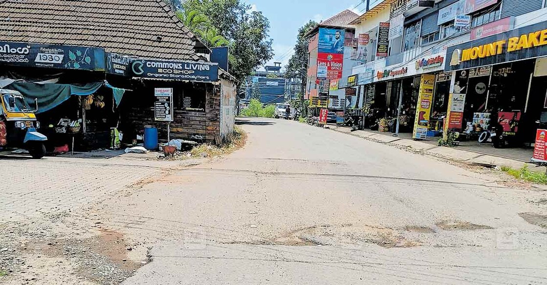 മൂക്കന്നൂ‍ർ–ഏഴാറ്റുമുഖം റോഡിന്റെ നിർമാണം തുടങ്ങാനുള്ള ഭാഗം. 