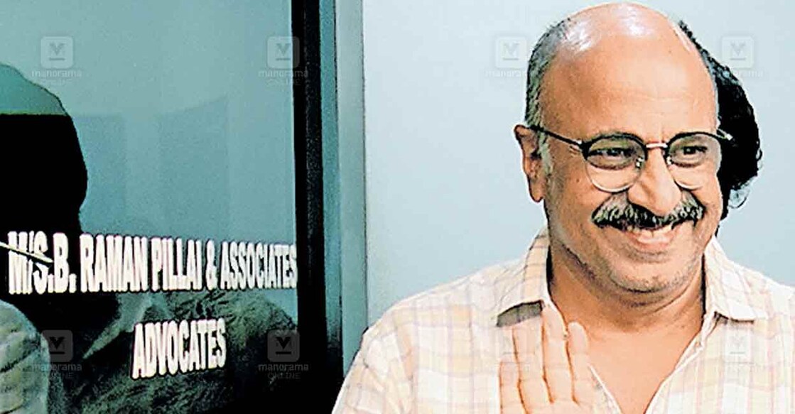 ernakulam-siddiq കൊച്ചിയിൽ അഭിഭാഷകന്റെ ഓഫിസിൽ നിന്നു പുറത്തേക്കു വരുന്ന നടൻ സിദ്ദിഖ്.