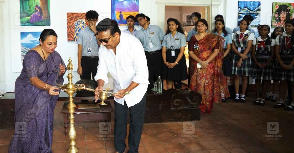 വയനാട് ഉരുൾപൊട്ടല്‍ ദുരന്തബാധിതർക്കായി ‘കൈ’ എന്ന പേരിൽ തൃപ്പൂണിത്തുറ ചോയ്സ് സ്കൂൾ ഒരുക്കുന്ന ചിത്രപ്രദർശനവും വിൽപനയും ഫോർട്ട്‌ കൊച്ചി ഡേവിഡ് ഹാളിൽ ചോയ്സ് ഫൗണ്ടേഷൻ സ്ഥാപകൻ ജോസ് തോമസ് ഉദ്ഘാടനം ചെയ്യുന്നു.