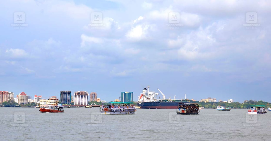 kochi-backwater-boat