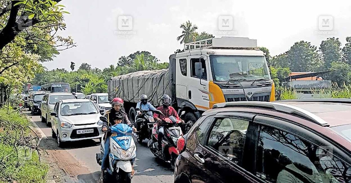 കണ്ടെയ്നർ റോഡിൽ ട്രാഫിക് നിയന്ത്രണത്തെ തുടർന്നു രൂപപ്പെട്ട ഗതാഗതക്കുരുക്ക്.