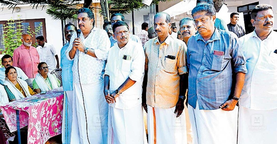 മുനമ്പം ഭൂസംരക്ഷണ സമിതി സമരപ്പന്തലിൽ  ആർ എസ് പി സംസ്ഥാന സെക്രട്ടറി ഷിബു ബേബി ജോൺ പ്രസംഗിക്കുന്നു. ജോർജ് സ്റ്റീഫൻ, ബേബി പാറേക്കാട്ടിൽ , പി. ജി. പ്രസന്നകുമാർ, എ. എ .അജിത് കുമാർ എന്നിവർ സമീപം.  