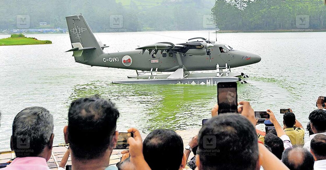 മൂന്നാർ മാട്ടുപ്പെട്ടി ഡാമിൽ വന്നിറങ്ങിയ സീപ്ലെയിൻ തിരികെ കൊച്ചിയിലേക്കു മടങ്ങുന്നു. 
ചിത്രം: റെജു അർനോൾഡ് / മനോരമ