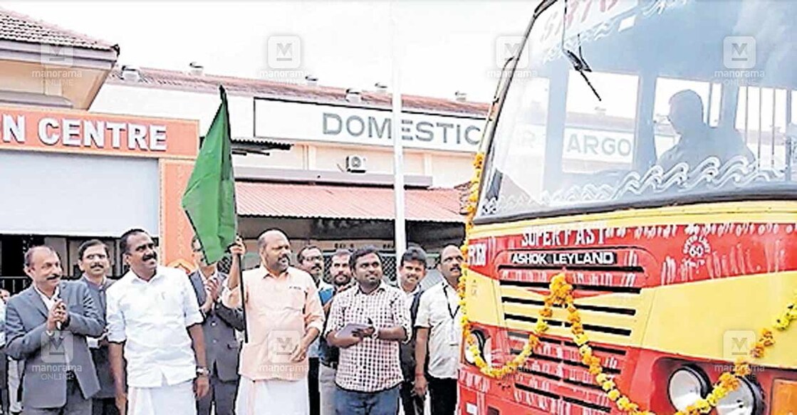 ksrtc-bus കൊച്ചി രാജ്യാന്തര വിമാനത്താവളത്തിൽ നിന്ന് പമ്പയിലേക്കുള്ള കെഎസ്ആർടിസി ബസ് സർവീസ് മന്ത്രി പി.രാജീവ് ഫ്ലാഗ് ഓഫ് ചെയ്യുന്നു. സിയാൽ എക്സിക്യൂട്ടീവ് ഡയറക്ടർ വി.ജയരാജൻ, എയർപോർട്ട് ഡയറക്ടർ ജി.മനു, അൻവർ സാദത്ത് എംഎൽഎ തുടങ്ങിയവർ സമീപം.