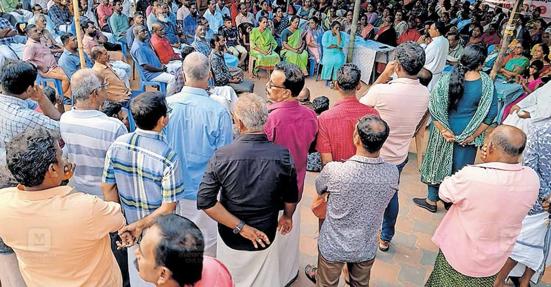 ernakulam-munambam-strike മുഖ്യമന്ത്രിയുമായി നടത്തിയ ചർച്ചയ്ക്കു ശേഷം മുനമ്പം ഭൂ സംരക്ഷണ സമിതിയുടെ സമരപ്പന്തലിൽ നടത്തിയ യോഗത്തിൽ ഫാ.ആന്റണി സേവ്യർ തറയിൽ പ്രസംഗിക്കുന്നു.