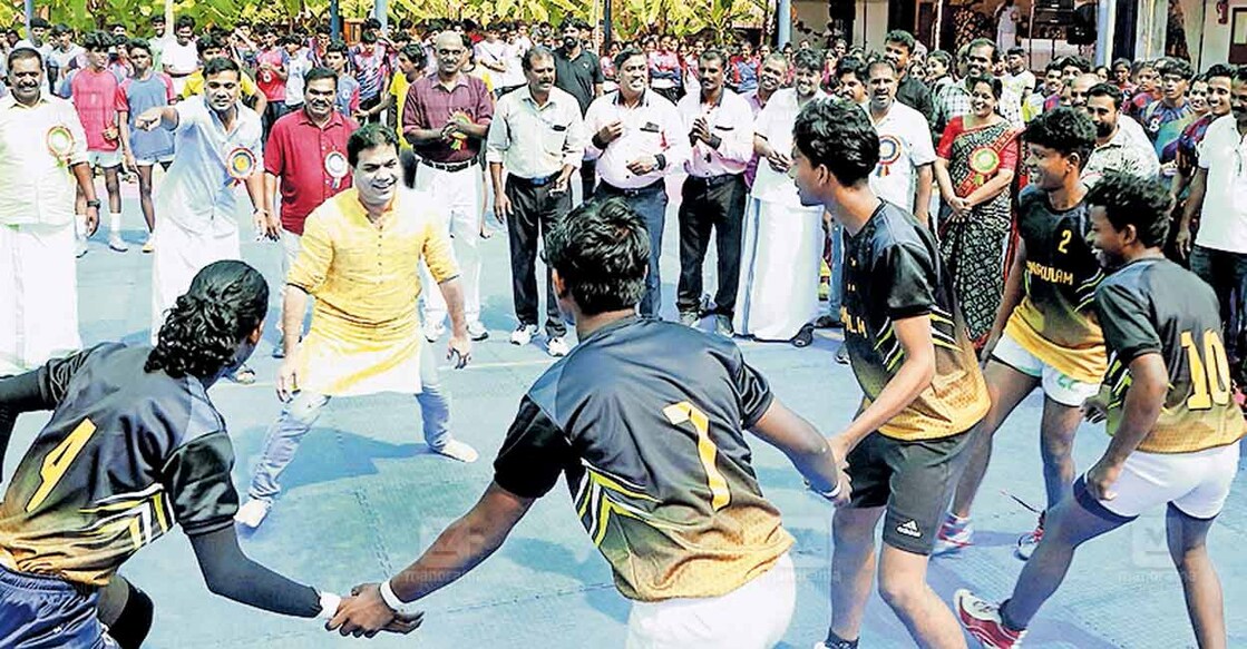 നായരമ്പലത്ത് സംസ്ഥാന ജൂനിയർ കബഡി ചാംപ്യൻഷിപ് ഉദ്ഘാടനം ചെയ്ത  ഹൈബി ഈഡൻ എംപി കബഡി കളിക്കാൻ ഇറങ്ങിയപ്പോൾ.   