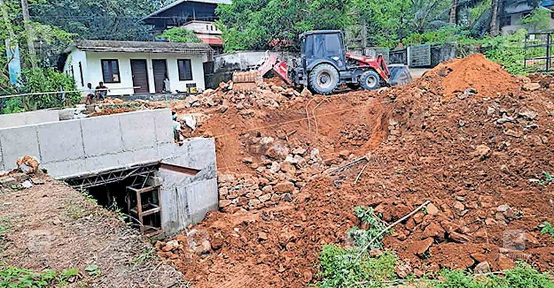 കലുങ്ക് ഉയർത്തി നിർമിച്ചതോടെ കുര്യൻപുറം കടവിലേക്കുള്ള വഴി അടഞ്ഞപ്പോൾ.  
