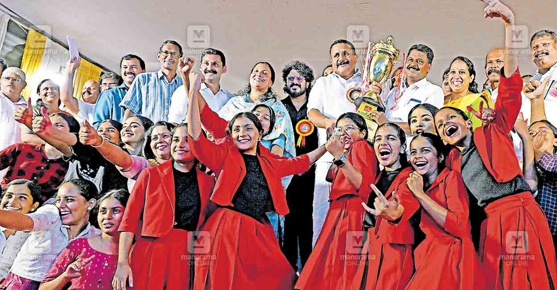 ജില്ലാ കലോത്സവ ജേതാക്കളായ എറണാകുളം ഉപജില്ലയ്ക്ക് ആൻ്റണി ജോൺ എംഎൽഎ ട്രോഫി സമ്മാനിക്കുന്നു. കെ.എ.നൗഷാദ്, ഷൈമി വർഗീസ്, സന്തോഷ്കുമാർ, എൻ.പി.അജയകുമാർ, എ.ടി.അജിത്കുമാർ, ഹണി ജി.അലക്സാണ്ടർ, ബിബിൻ ജോർജ്, മനോജ് മൂത്തേടൻ, ശിൽപ സുധീഷ്, പി.പി.അവറാച്ചൻ, കെ.എ നൗഷാദ് എന്നിവർ സമീപം.