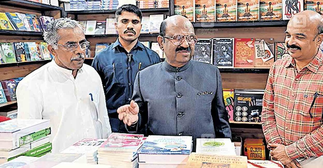 കൊച്ചി രാജ്യാന്തര പുസ്തകോത്സവത്തിൽ മനോരമ ബുക്സിന്റെ പവിലിയൻ ഉദ്ഘാടനം ചെയ്ത ശേഷം ബംഗാൾ ഗവർണർ സി.വി. ആനന്ദബോസ് പുസ്തകങ്ങൾ നോക്കിക്കാണുന്നു. പുസ്തകോത്സവ സമിതി പ്രസിഡന്റ് ഇ.എൻ. നന്ദകുമാർ, മലയാള മനോരമ സർക്കുലേഷൻ ഡപ്യൂട്ടി ജനറൽ മാനേജർ എസ്. രമേശ് എന്നിവർ സമീപം. ചിത്രം: മനോരമ