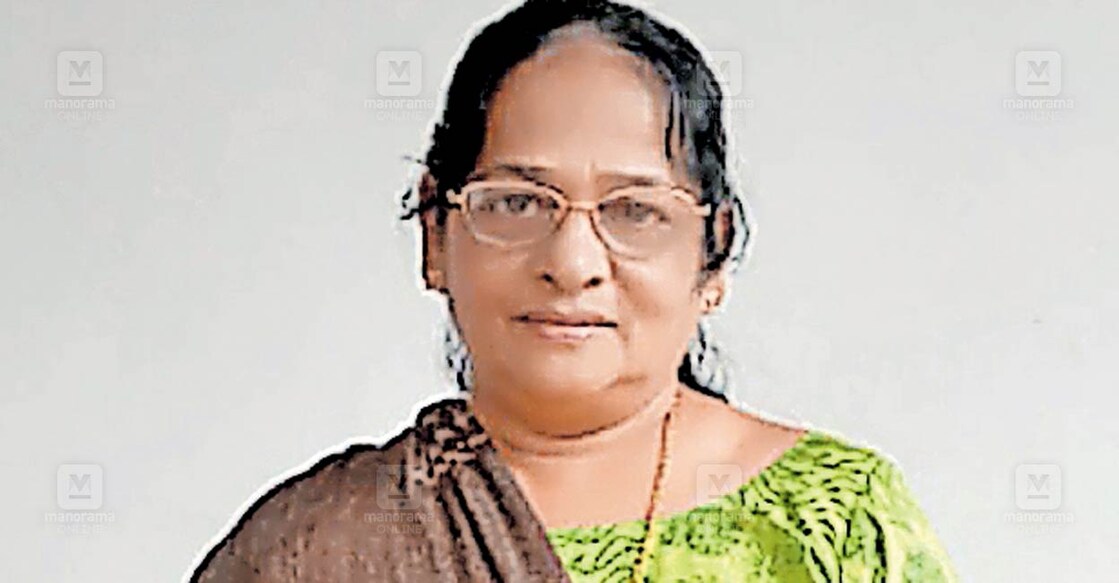 പോത്തിനെ കീഴ്പ്പെടുത്തിയ അച്ചാമ്മ സ്റ്റീഫൻ.  