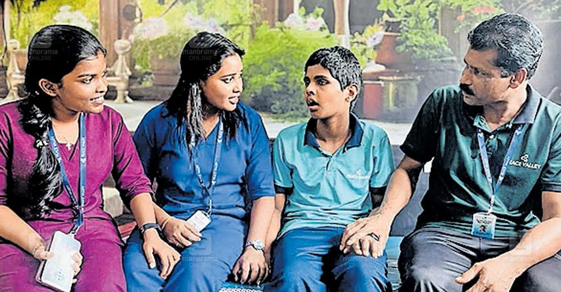 പീസ് വാലിയിൽ ഇമ്മാനുവലിനു ചുറ്റും സ്നേഹ സല്ലാപവുമായി കൂട്ടുകാർ  