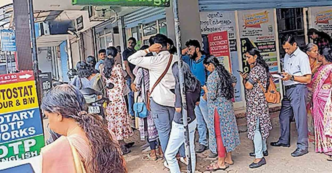 അങ്കമാലിയിൽ ഇ സ്റ്റാംപ് വാങ്ങുന്നതിനുള്ള തിരക്ക്.  
