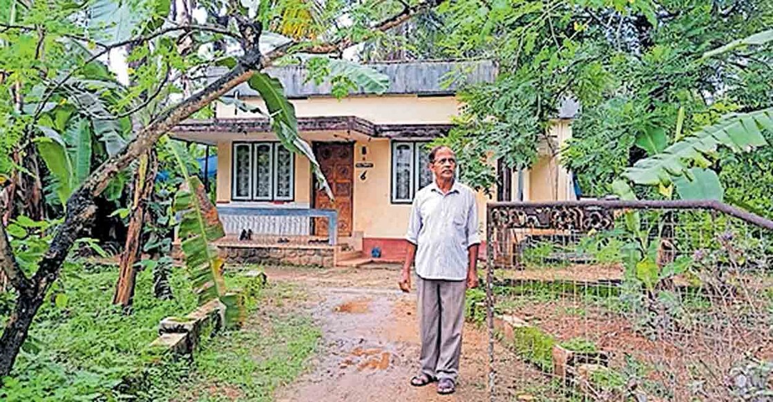 ശബരി റെയിലിനായി വിട്ടു കൊടുത്ത വീടിനും സ്ഥലത്തിനും മുൻപിൽ സംയുക്ത സമര സമിതി നേതാക്കളിലൊരാളായ വിശ്വനാഥൻ നായർ.