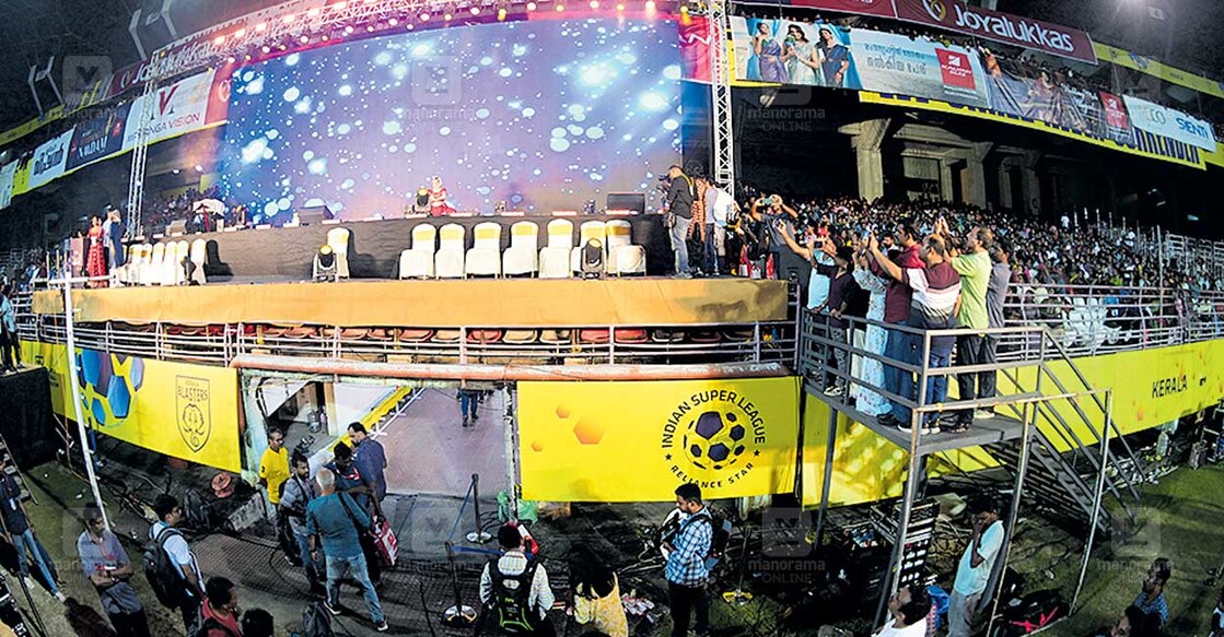 കലൂർ ജവാഹർലാൽ നെഹ്റു സ്റ്റേഡിയത്തിലെ ഗാലറിയിൽ 15 അടിയോളം ഉയരത്തിൽ  രണ്ടു തട്ടുകളിലായി അനുവാദമില്ലാതെ നിർമിച്ച താൽക്കാലിക വേദി. മുൻവരിയിലെ വെള്ള നിറത്തിലുള്ള കസേരകൾക്കു സമീപത്തു നിന്നാണ് ഉമ തോമസ് എംഎൽഎ താഴെ വീണ് അപകടം ഉണ്ടായത്. ചിത്രം:മനോരമ  