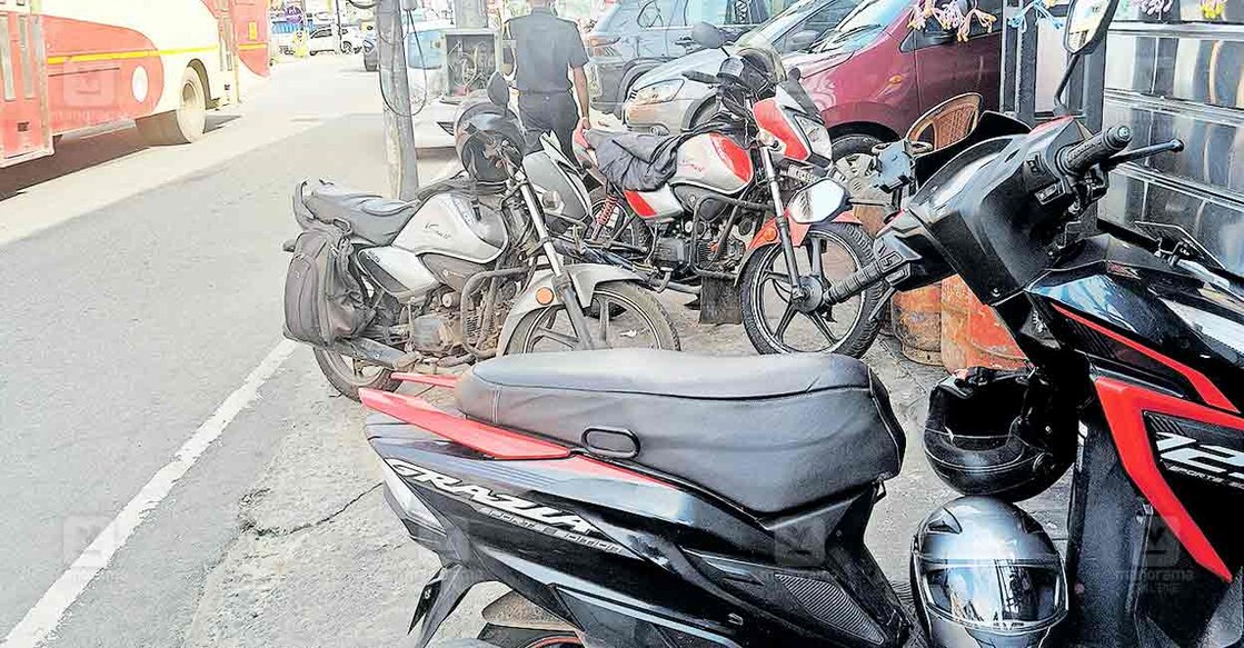 എംസി റോഡിൽ അങ്കമാലി ടൗൺ ഭാഗത്ത് നടപ്പാത കയ്യേറി ബൈക്കുകളുടെ പാർക്കിങ്.  
