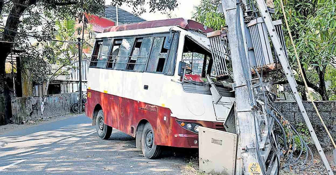 ernakulam-no-of-vehicles-and-accidents നായരമ്പലത്ത് സംസ്ഥാന പാതയിൽ നിയന്ത്രണം വിട്ട വാൻ ട്രാൻസ്ഫോമറിലേക്ക് ഇടിച്ചു കയറി നിലയിൽ.