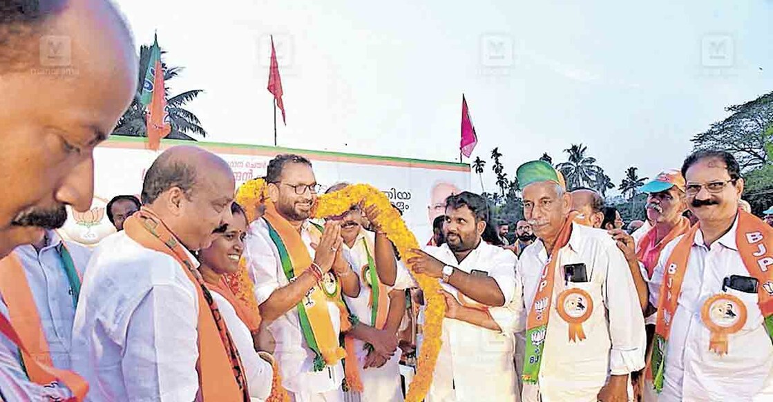 ernakulam-k-surendran
എൻഡിഎ ചാലക്കുടി ലോക്സഭാ മണ്ഡലം കേരള പദയാത്രയുടെ ക്യാപ്റ്റൻ ബിജെപി സംസ്ഥാന അധ്യക്ഷൻ കെ. സുരേന്ദ്രനെ പ്രവർത്തകർ ഹാരമണിയിക്കുന്നു.
