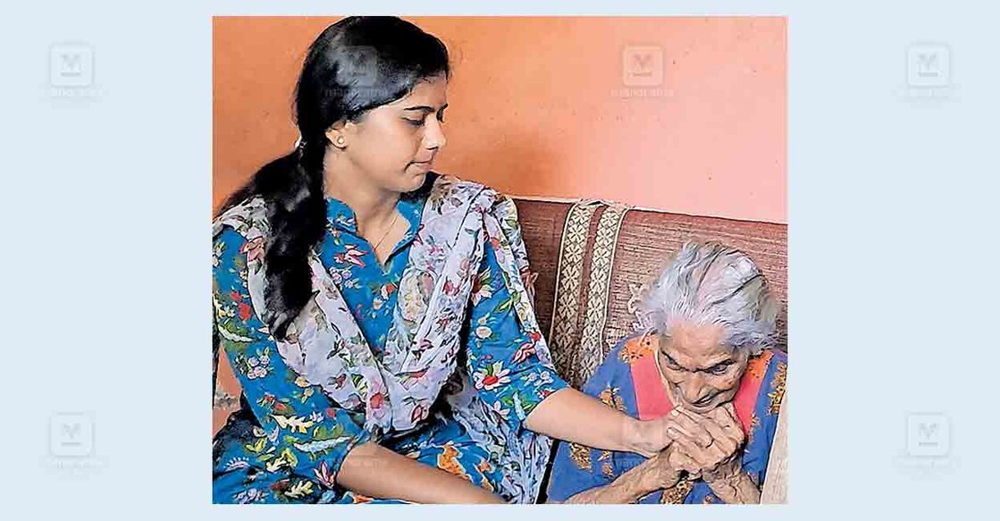ernakulam-sarojin-iyamma സബ് കലക്ടർ കെ. മീരയോടു തങ്ങളുടെ അവസ്ഥ വിവരിക്കുന്ന കൊച്ചുപറമ്പിൽ വീട്ടിൽ സരോജിനിയമ്മ.