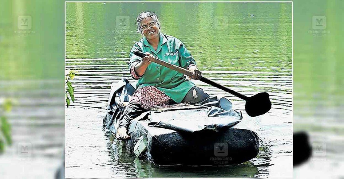 ഉപയോഗശൂന്യമായ വസ്തുക്കൾ കൊണ്ടു 80 രൂപ ചെലവിൽ നിർമിച്ച വഞ്ചി തുഴയുന്ന സുമതി കുമാരൻ.  
