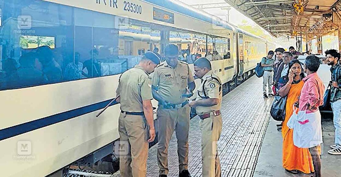 പുക കണ്ടതിനെത്തുടർന്നു വന്ദേഭാരത് ട്രെയിൻ പരിശോധനയ്ക്കായി ആലുവയിൽ പിടിച്ചിട്ടിരിക്കുന്നു.