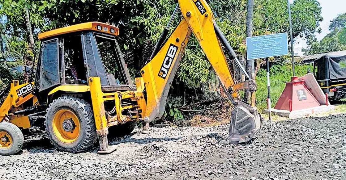 വൈപ്പിൻ മുനമ്പം തീരദേശ റോഡ് നിർമാണം വളപ്പ് ബീച്ചിൽ പുനരാരംഭിച്ചപ്പോൾ. 