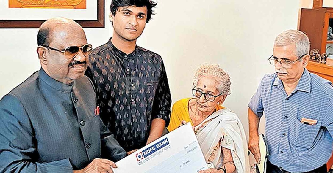 LEELAVATHI ബംഗാൾ ഗവർണറുടെ ‘ഗവർണേഴ്സ് എക്സലൻസ് അവാർഡ്’ ഗവർണർ സി.വി. ആനന്ദബോസ് ഡോ. എം. ലീലാവതിക്കു സമർപ്പിക്കുന്നു. സി.വി. ആനന്ദബോസിന്റെ മകൻ വാസുദേവ്, ഡോ. ലീലാവതിയുടെ മകൻ വിനയകുമാർ എന്നിവർ സമീപം.