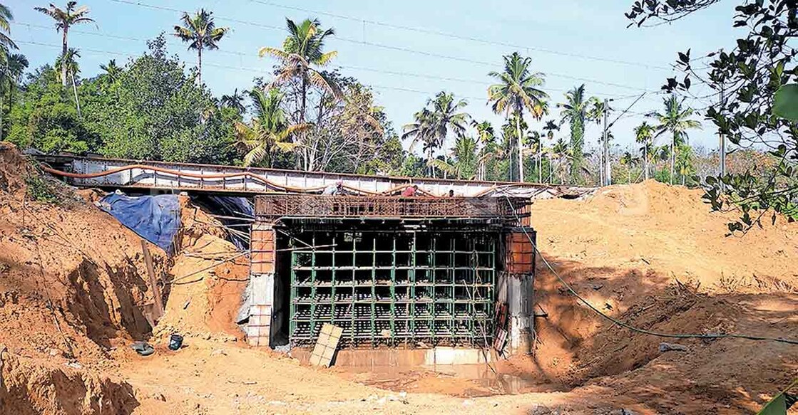 നിർമാണ പ്രവർത്തനങ്ങൾ അന്തിമഘട്ടത്തിലായ അങ്ങാടിക്കടവ് റെയിൽവേ അടിപ്പാത.  