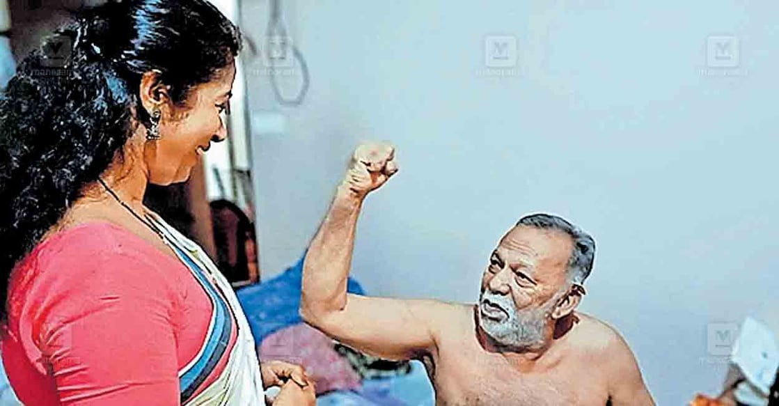 ernakulam-k-j-shinhe ലോക്സഭ തിരഞ്ഞെടുപ്പിലെ എൽഡിഎഫ് സ്ഥാനാർഥി കെ.ജെ.ഷൈൻ വോട്ടു തേടി വീട്ടിലെത്തിയപ്പോൾ കട്ടിലിൽ ഇരുന്നു മുദ്രാവാക്യം വിളിച്ചു സ്വീകരിക്കുന്ന മലേപ്പള്ളി കണ്ണംകുളത്ത് അബു.