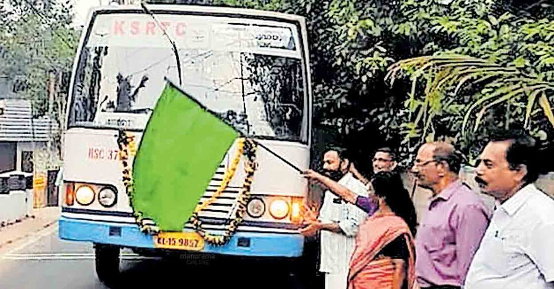 പറവൂരിൽ നിന്നു ചേന്ദമംഗലം, പുത്തൻവേലിക്കര വഴി ആരംഭിച്ച കെഎസ്ആർടിസി ബസ് സർവീസ് ചേന്ദമംഗലം പഞ്ചായത്ത് പ്രസിഡന്റ് ലീന വിശ്വൻ ഫ്ലാഗ് ഓഫ് ചെയ്യുന്നു. 